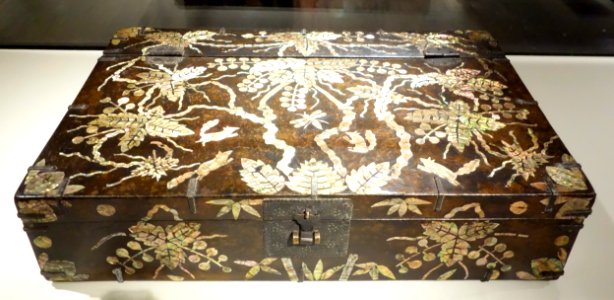 Box, Korea, Joseon dynasty, 1700-1800 AD, lacquered wood with mother-of-pearl inlays - Asian Art Museum of San Francisco - DSC01435