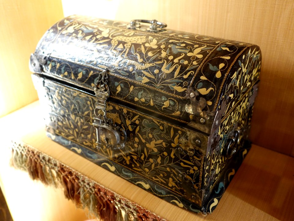 Box, Venice, 16th-17th century AD, leather covered wood, gilt ironwork - Museo Nacional de Artes Decorativas - Madrid, Spain - DSC07951