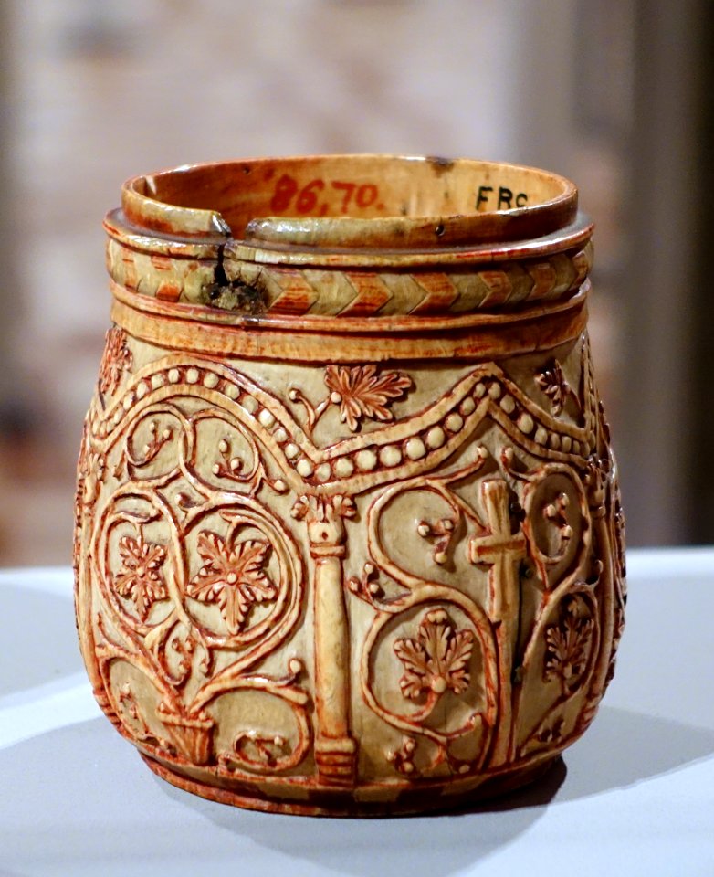 Box (pyxis) with Crosses and Vine Scrolls, Syria, 7th-8th century, ivory - Bode-Museum - DSC03507