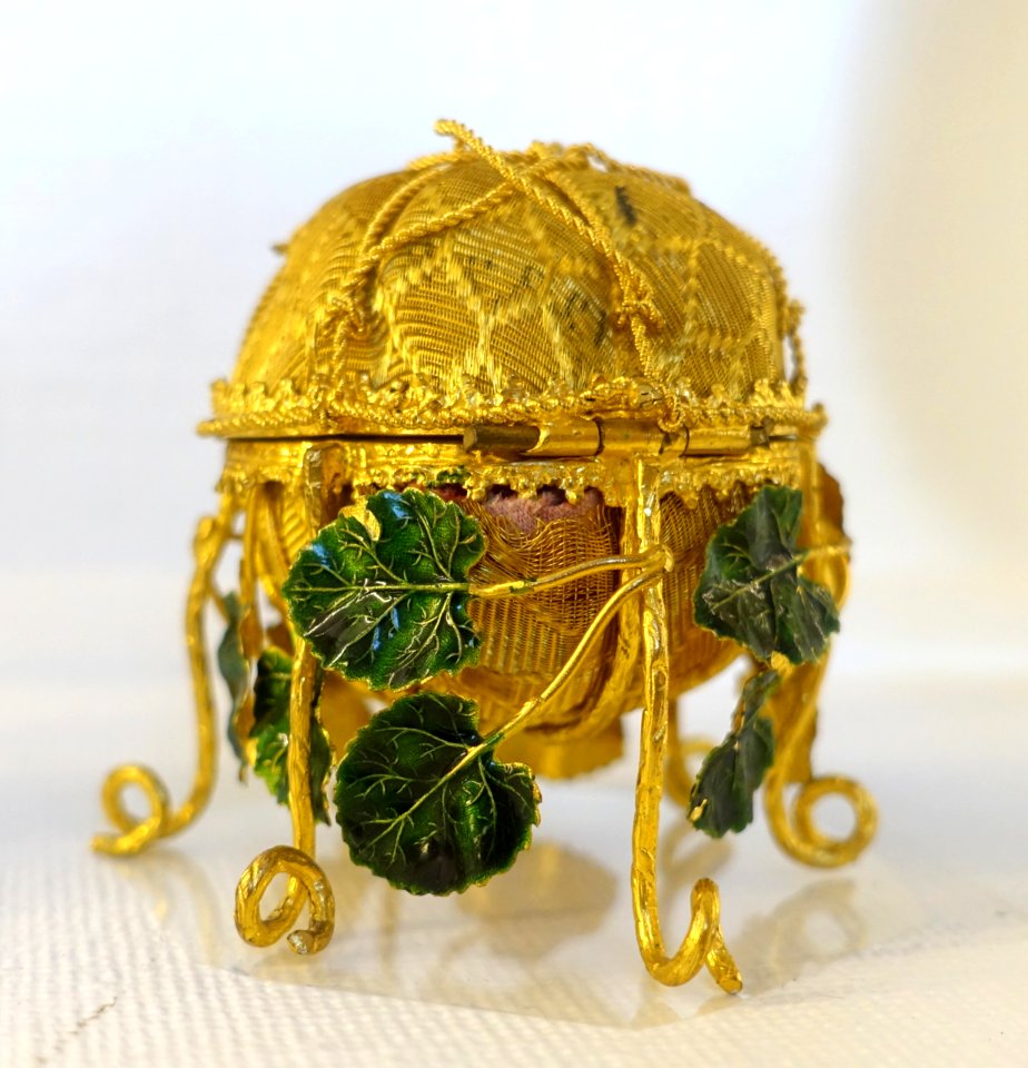 Box, late 19th century, gilt metal, enamelled green leaves, red velvet lining - Nordiska museet - Stockholm, Sweden - DSC00042