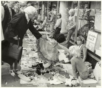 Braderie in Lange Nieuwstraat. NL-HlmNHA 54015654