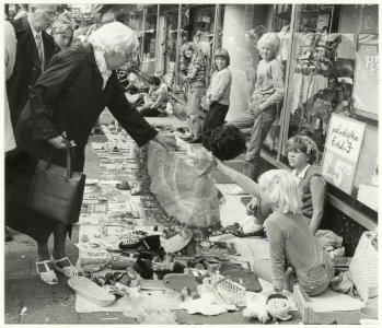 Braderie in Lange Nieuwstraat. NL-HlmNHA 54015654 photo