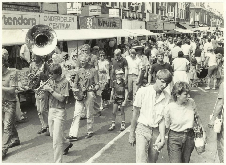 Braderie Cronjéstraat. NL-HlmNHA 54016725