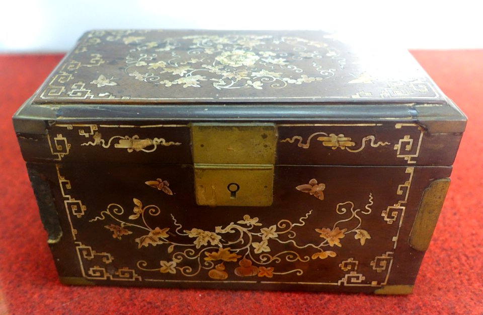 Box, early 20th century, carved wood with mother-of-pearl inlay - Museum of Vietnamese History - Ho Chi Minh City - DSC05970