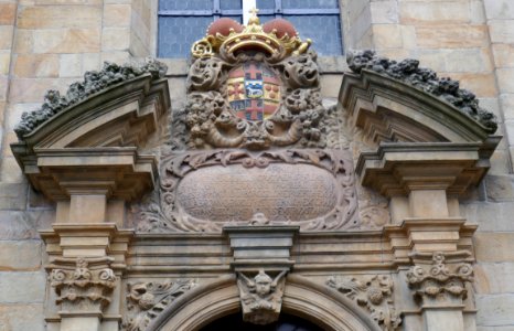 Brakel - Kapuzinerkirche - Portal, Inschrift und Wappen