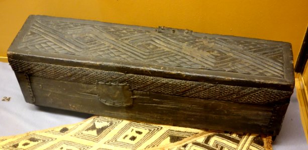 Box for storing fabric - Kuba - Royal Museum for Central Africa - DSC05972