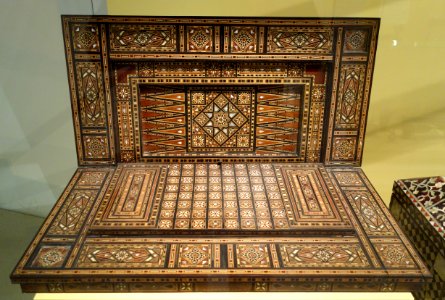 Box for playing backgammon or chess, probably Syria or Egypt, late 19th century, wood, wood veneers, bone, and mother of pearl inlay - Royal Ontario Museum - DSC04771