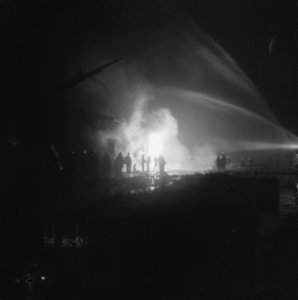 Brand in loodsen aan de Coenhaven, de blussingswerkzaamheden, Bestanddeelnr 916-9430