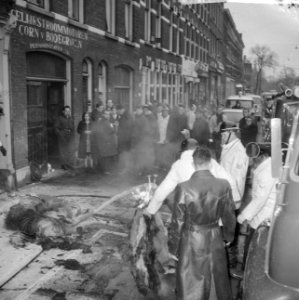 Brand in Oranjeboomstraat 347 te Rotterdam, een brandweerman wilde matras opvang, Bestanddeelnr 917-4659
