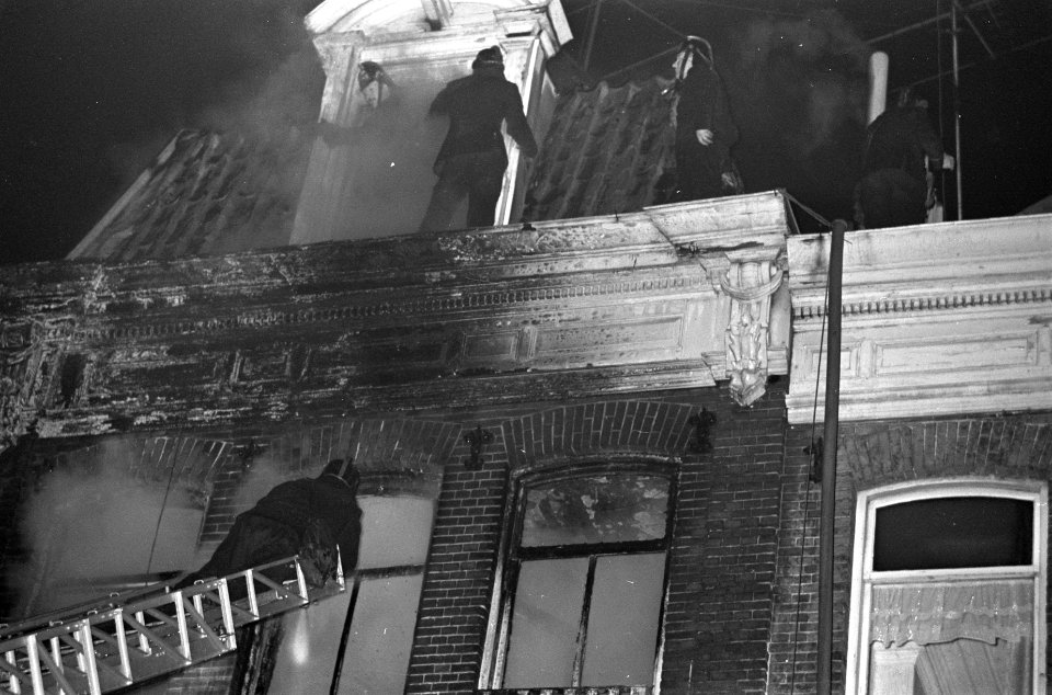 Brand in perceel 116 aan de Mauritskade, tijdens blussen, Bestanddeelnr 921-0753