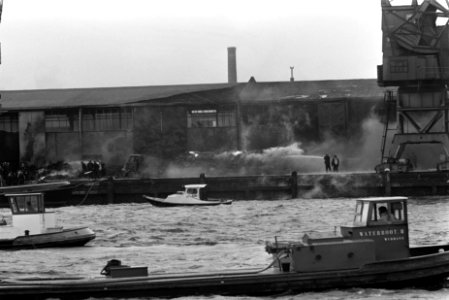 Brand in loods aan Javakade, Amsterdam grote rookontwikkeling, Bestanddeelnr 923-5372