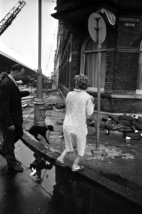 Brand in Plantage Doklaan , Amsterdam, bewoonster in ochtendjas, Bestanddeelnr 926-4515