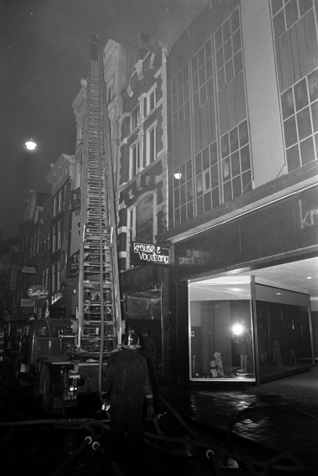 Brand in modemagazijn Krause en Vogelzang in Kalverstraat Amsterdam. Brandweer m, Bestanddeelnr 923-3343
