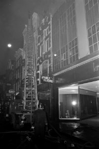 Brand in modemagazijn Krause en Vogelzang in Kalverstraat Amsterdam. Brandweer m, Bestanddeelnr 923-3343