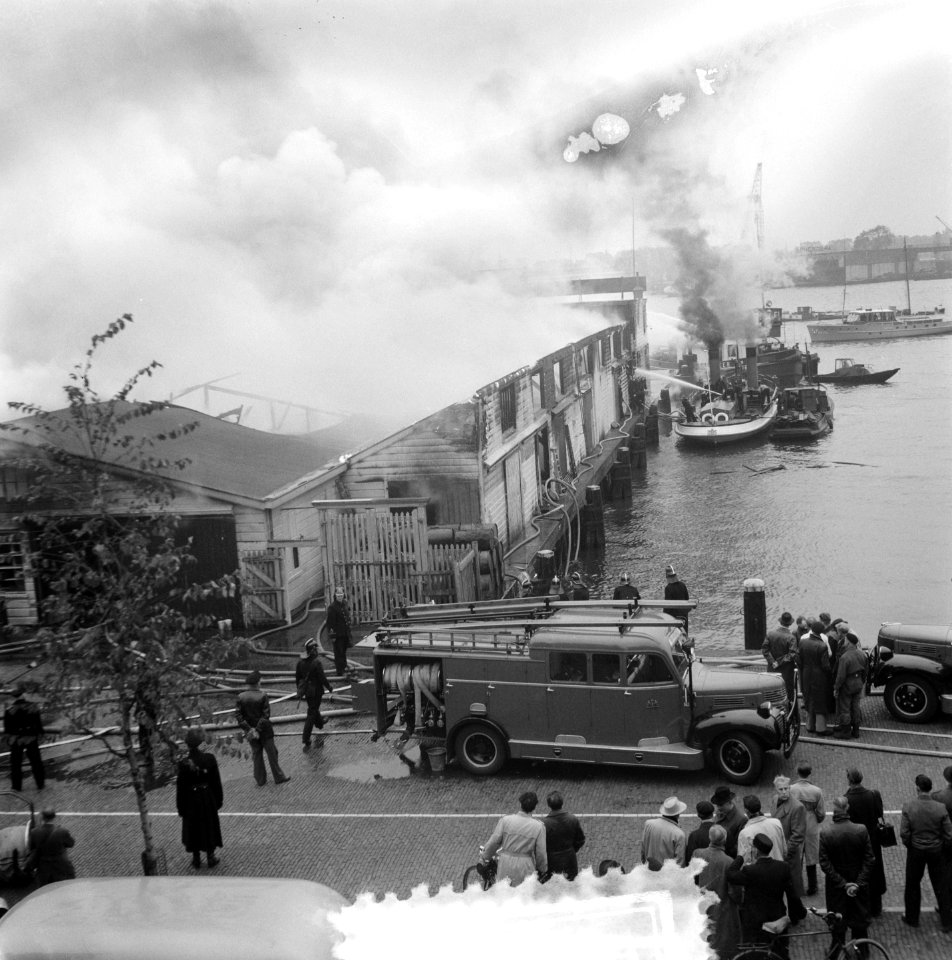 Brand in loods van Fa. van Linden aan de Ruiterkade Amsterdam, Bestanddeelnr 905-3567