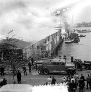 Brand in loods van Fa. van Linden aan de Ruiterkade Amsterdam, Bestanddeelnr 905-3567