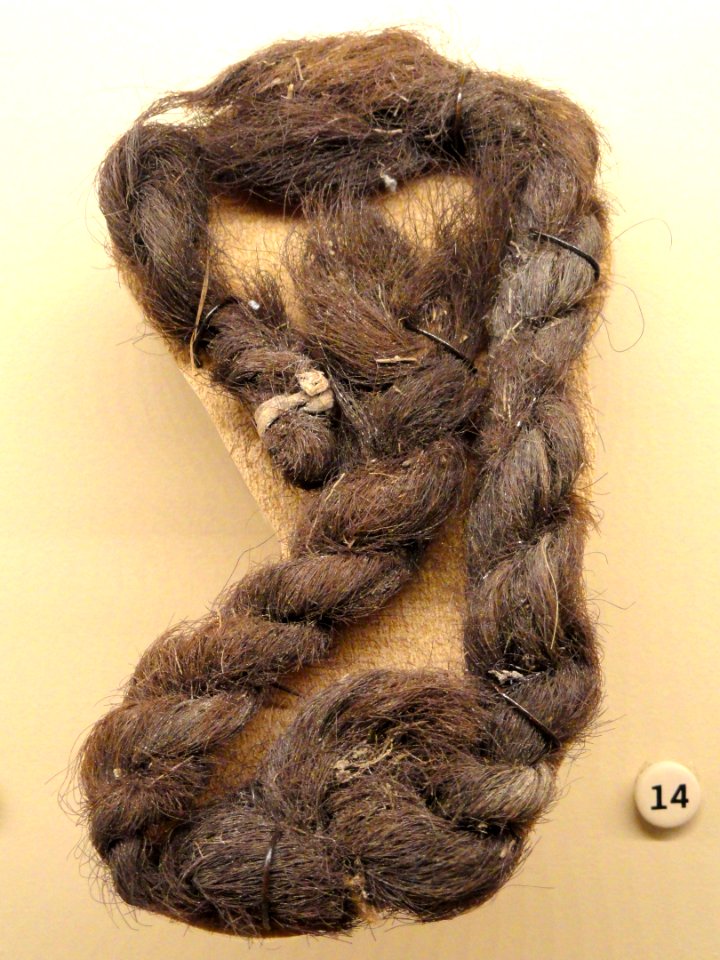 Braid, 1225 - 1275 AD, Promontory Cave I, Utah, bison hair and sinew - Natural History Museum of Utah - DSC07293