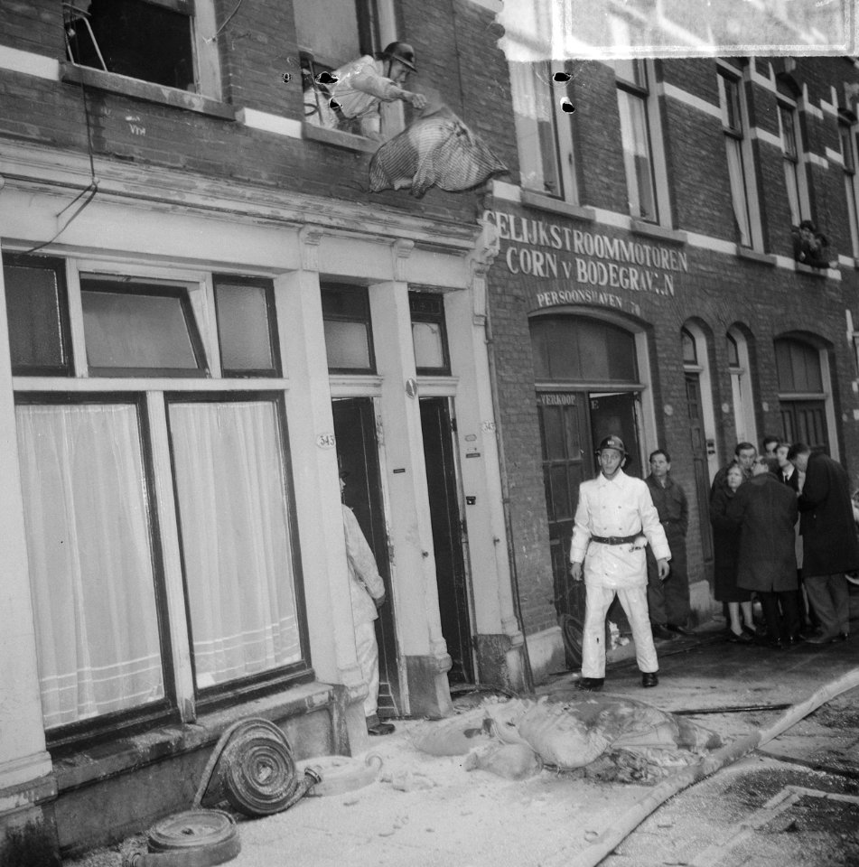 Brand in Oranjeboomstraat 347 te Rotterdam, een brandweerman wilde matras opvang, Bestanddeelnr 917-4663