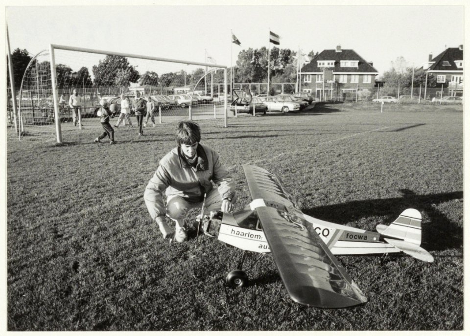 Bram van Tongeren op het RCH-veld met zijn modelvliegtuig. NL-HlmNHA 54020771
