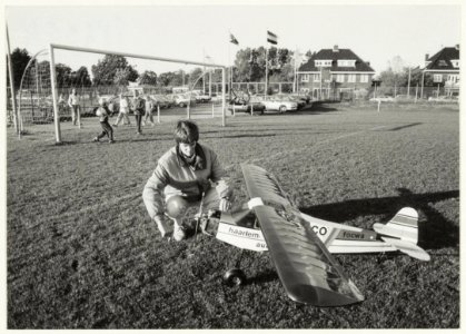 Bram van Tongeren op het RCH-veld met zijn modelvliegtuig. NL-HlmNHA 54020771