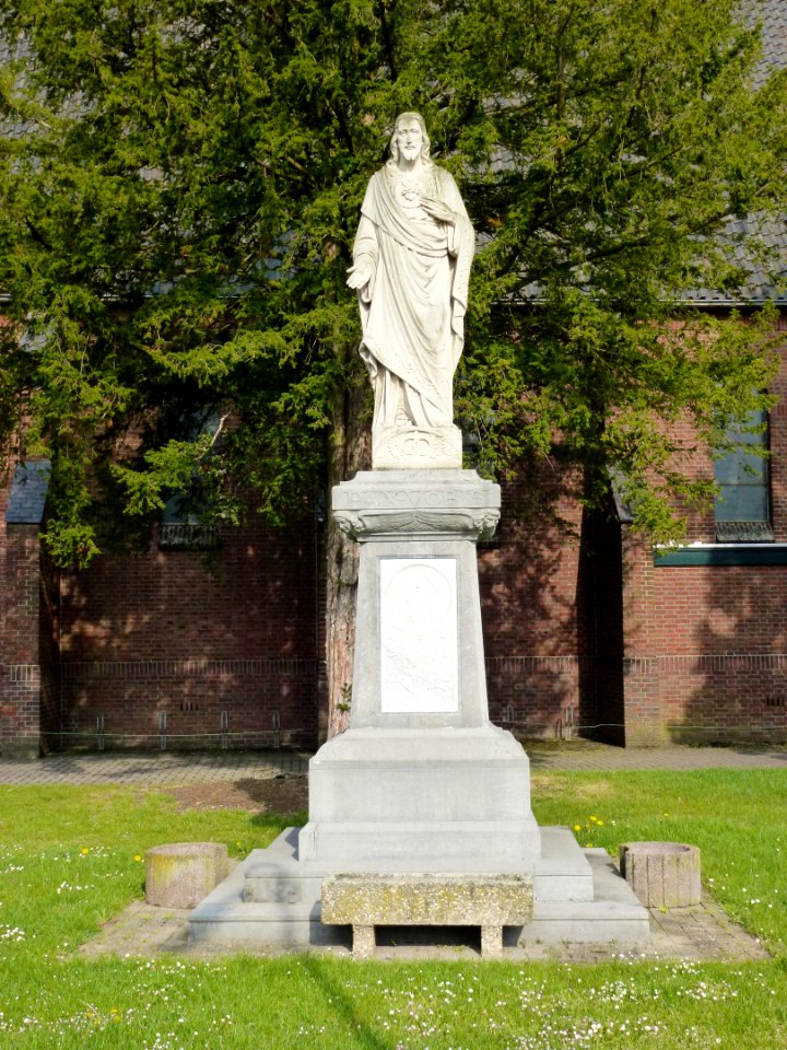 Brachterbeek (Maasgouw) H.Hartbeeld bij kerk