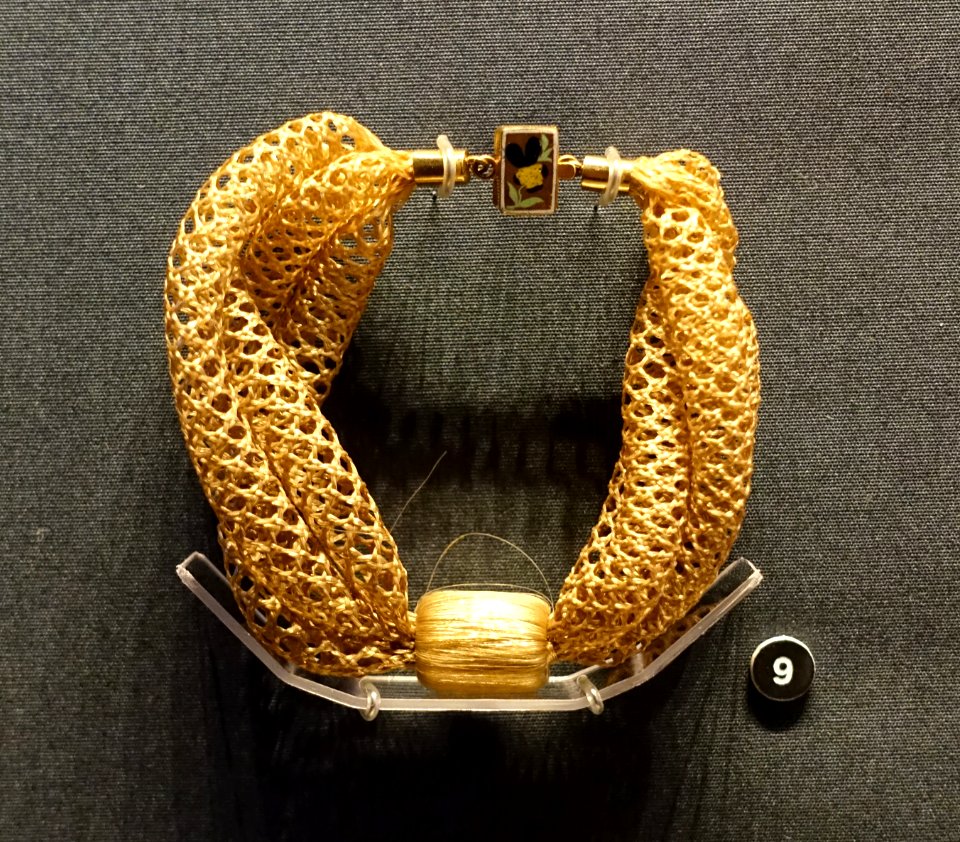 Bracelet, clasp made in Karlstad, 1863, hair from three siblings, human hair, gold, enamel - Nordiska museet - Stockholm, Sweden - DSC09720