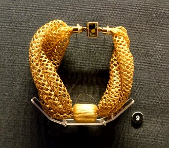 Bracelet, clasp made in Karlstad, 1863, hair from three siblings, human hair, gold, enamel - Nordiska museet - Stockholm, Sweden - DSC09720