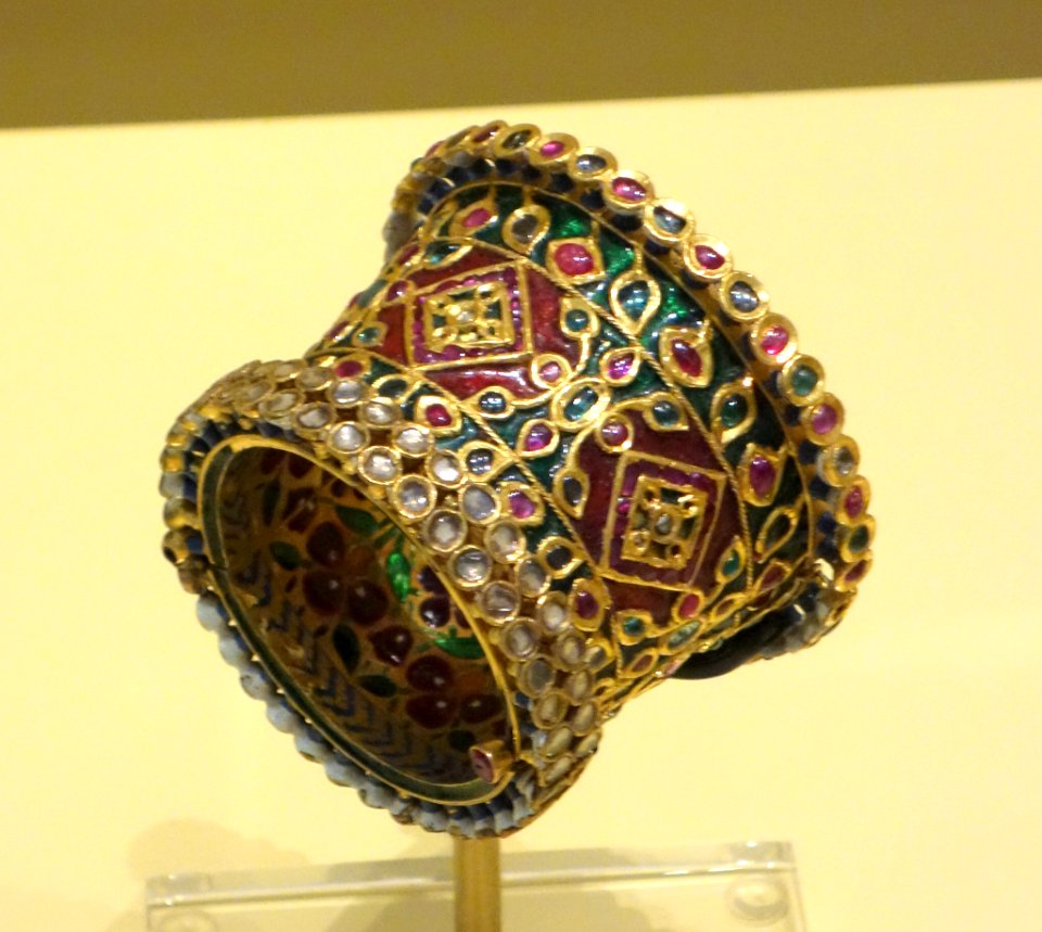 Bracelet, North India, Mughal period, 18th-19th century, gold, diamonds, rubies, emeralds, enamel - Royal Ontario Museum - DSC04557