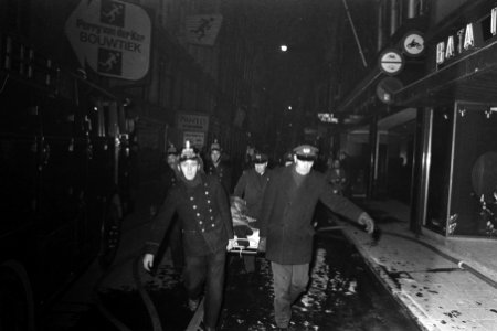 Brand in modemagazijn Krause en Vogelzang in Kalverstraat Amsterdam. Gewonde wor, Bestanddeelnr 923-3345