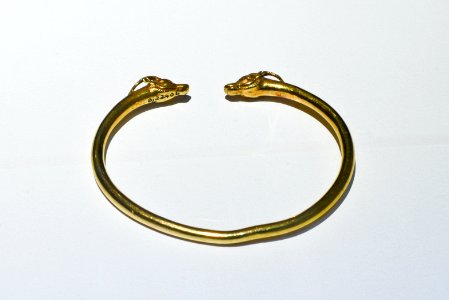 Bracelet à têtes de bouquetins – MSR – Rituels Grecs – inv Bj 2240 b