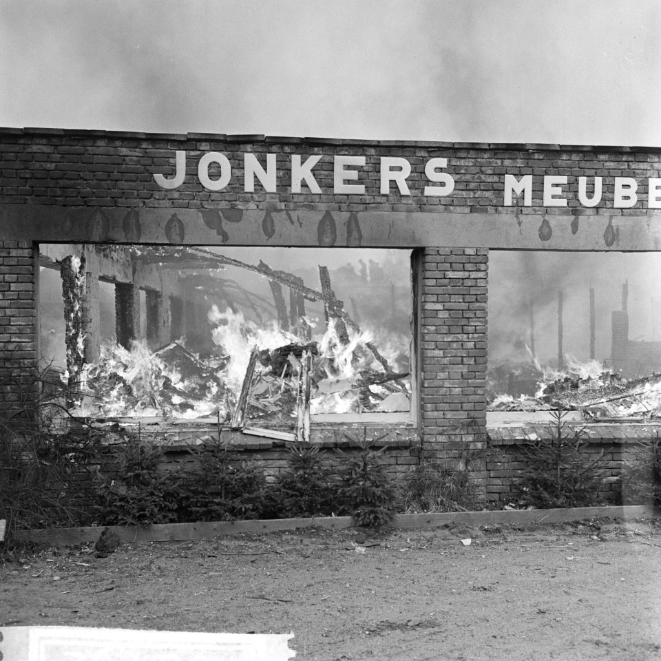 Brand in Jonkers meubelfabriek te Oldebroek, Bestanddeelnr 916-2192