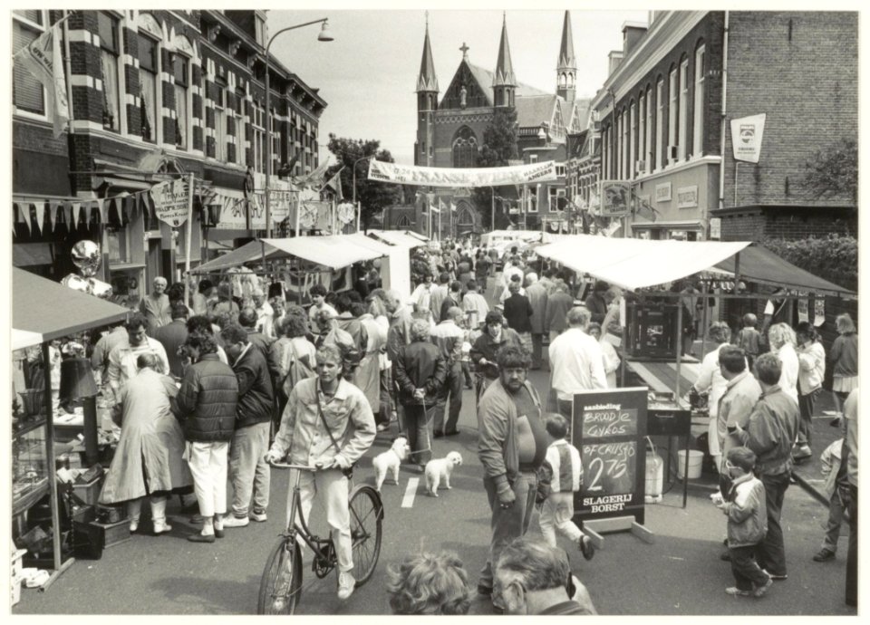 Braderie tijdens de Franse week. KleverparkwegOstadestraat. NL-HlmNHA 54015486