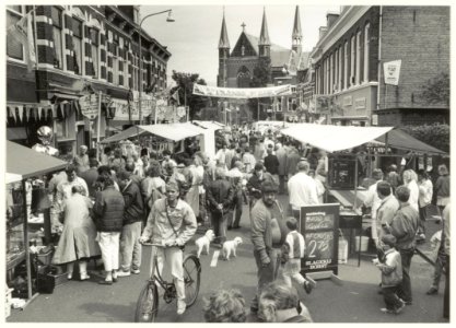 Braderie tijdens de Franse week. KleverparkwegOstadestraat. NL-HlmNHA 54015486