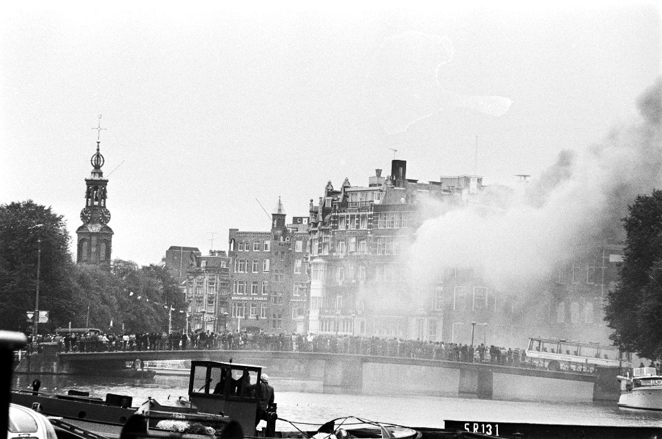 Brand Nieuwe Doelenstraat Amsterdam met op voorgrond rondvaartboot, Bestanddeelnr 929-3700