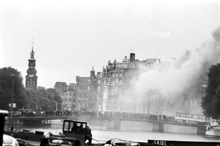 Brand Nieuwe Doelenstraat Amsterdam met op voorgrond rondvaartboot, Bestanddeelnr 929-3700