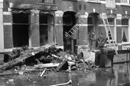 Brand in winkel Tweede Jansteenstraat , de overblijfselen op straat, Bestanddeelnr 919-4242