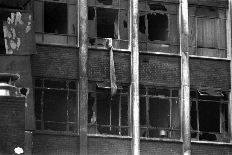 Brand in hotel t Silveren Seepaerd in Eindhoven elf doden, lakens hangen uit r…, Bestanddeelnr 924-9810