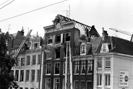 Brand in grachtenpand Amstel hoek Amstelstraat brandweerlieden met ladders blus, Bestanddeelnr 923-5854