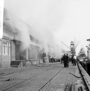 Brand in havenloods aan de Borneokade, overzicht brand, Bestanddeelnr 916-5363