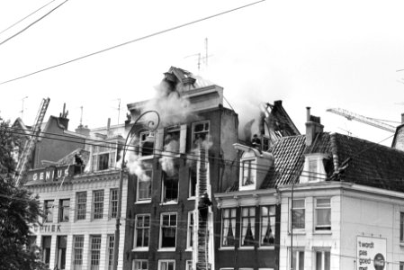 Brand in grachtenpand Amstel hoek Amstelstraat brandweerlieden met ladders blus, Bestanddeelnr 923-5853