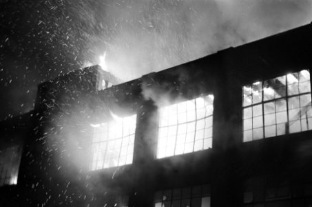 Brand in leegstaande fabriek in Amsterdam het brandende gebouw, Bestanddeelnr 927-4667