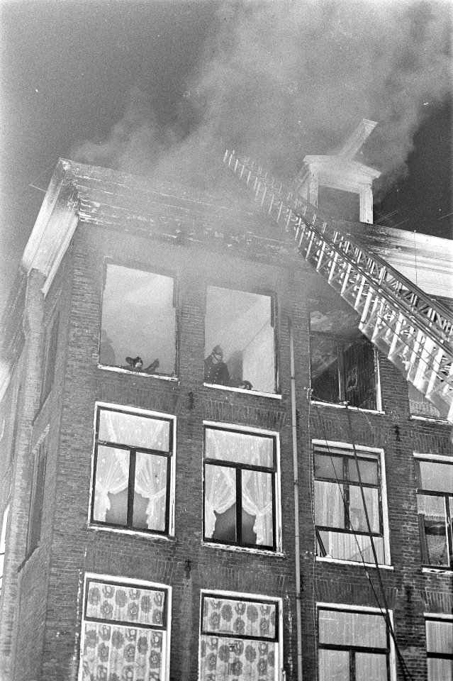 Brand in Frederik Hendrikstraat 33 Amsterdam, brandweer huis, exterieur, Bestanddeelnr 925-2773