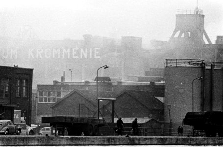 Brand in fabriek van linoleum Krommenie Opname complex waar de brand woedde, Bestanddeelnr 914-9547
