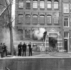 Brand in fabriek van tafelbestek aan Rechtboomsloot te Amsterdam, Bestanddeelnr 918-9530