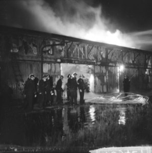 Brand in loodsen aan de Coenhaven, de brandweer in actie, Bestanddeelnr 916-9427
