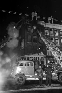 Brand in perceel 116 aan de Mauritskade, het hoekhuis door vele stralen bespoten, Bestanddeelnr 921-0748