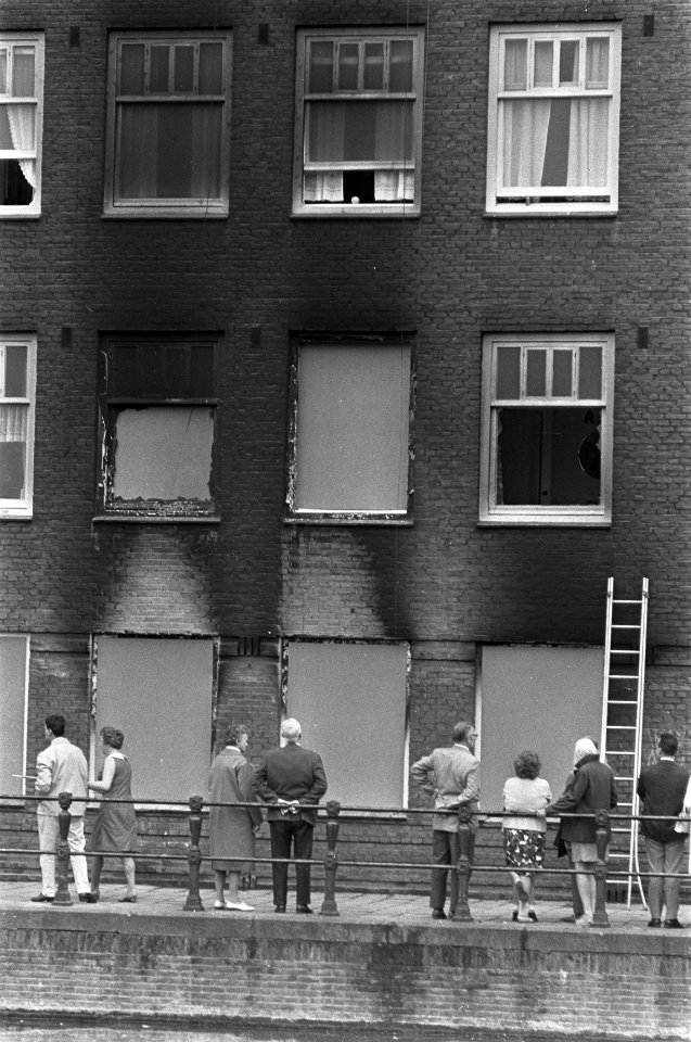 Brand in perceel aan de Stuyvesantstraat hoek Postjeskade, Bestanddeelnr 920-5074
