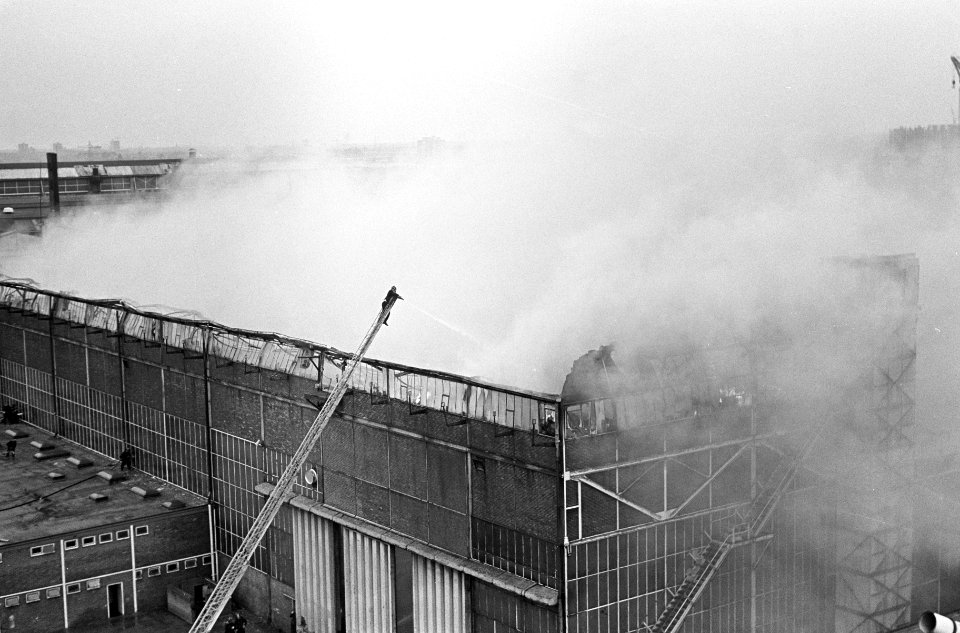 Brand in loods bij NDSM. Overzicht van de brand, Bestanddeelnr 920-6095