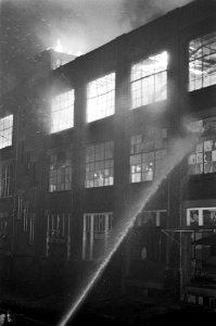 Brand in leegstaande fabriek in Amsterdam het brandende gebouw, Bestanddeelnr 927-4668