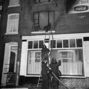 Brand in perceel 116 aan de Mauritskade, de brandweer tijdens blussing, Bestanddeelnr 921-0746